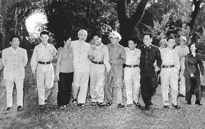 Chủ tịch Hồ Chí Minh, Đại tướng Võ Nguyên Giáp cùng đoàn đại biểu Anh hùng LLVT Nhân dân giải phóng miền Nam trong vườn xoài ở Phủ Chủ tịch (tháng 11/1965) (Ảnh: Tư liệu/VGP)