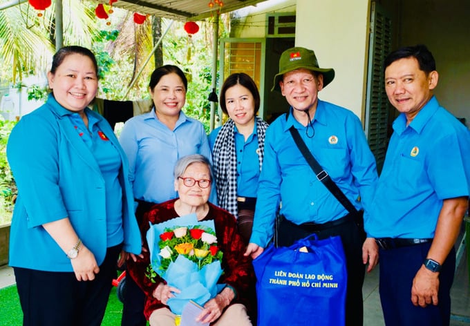 Phó Chủ tịch Liên đoàn Lao động TP. HCM Lê Thị Kim Thúy cùng đoàn công tác đến thăm và tặng quà gia đình chính sách