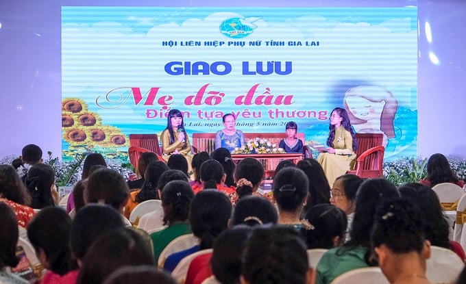 Các tập thể, cá nhân giao lưu tại chương trình (Ảnh: Minh Châu)
