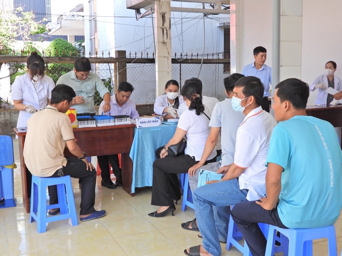 Khám sức khỏe định kỳ cho gần 220 nhân viên, người lao động