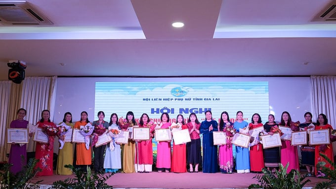 Khen thưởng các tập thể có nhiều đóng góp trong chương trình Mẹ đỡ đầu (Ảnh: Minh Châu)
