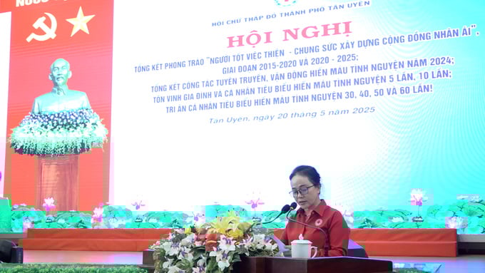 Bà Nguyễn Thị Lệ Trinh, Chủ tịch Hội CTĐ tỉnh Bình Dương phát biểu tại hội nghị