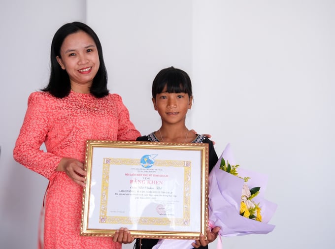 Bé Rơ Châm Thi (bìa phải) là con đỡ đầu của Hội LHPN xã Ia Din (huyện Đức Cơ) đạt thành tích xuất sắc trong học tập nhiều năm liền (Ảnh: Minh Châu)