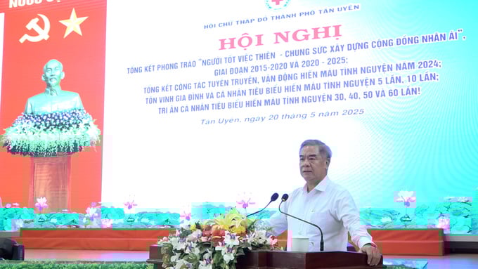 Ông Đoàn Hồng Tươi - Phó Bí thư Thành ủy, Chủ tịch UBND TP. Tân Uyên phát biểu tại hội nghị