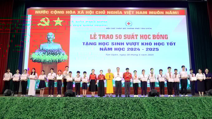 Hội CTĐ TP. Tân Uyên đã trao tặng 50 suất học bổng cho các em học sinh có hoàn cảnh khó khăn, vươn lên đạt thành tích tốt