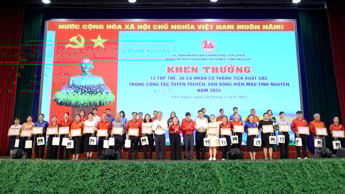 Đại diện lãnh đạo TP. Tân Uyên khen thưởng các tập thể và cá nhân có đóng góp tích cực trong các phong trào