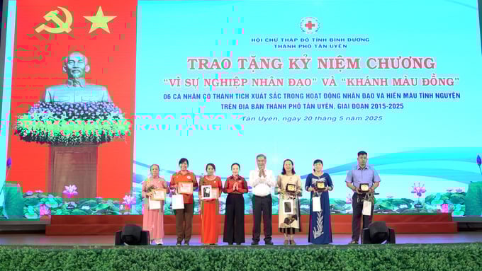 Đại diện lãnh đạo trao “Khánh màu đồng” của Ban chỉ đạo vận động HMTN Quốc gia cho 3 gia đình HMTN 50, 60 lần