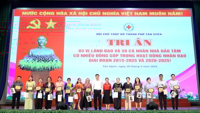 Hội CTĐ thành phố cũng tri ân 3 lãnh đạo và 59 cá nhân nhà hảo tâm đã đóng góp tích cực trong giai đoạn 2015–2025