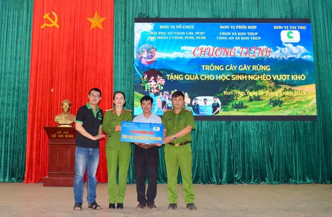 ại diện các đơn vị trao bảng tượng trưng hỗ trợ cây xanh cho đại diện xã Kon Thụp (Ảnh: Thu Hiền)