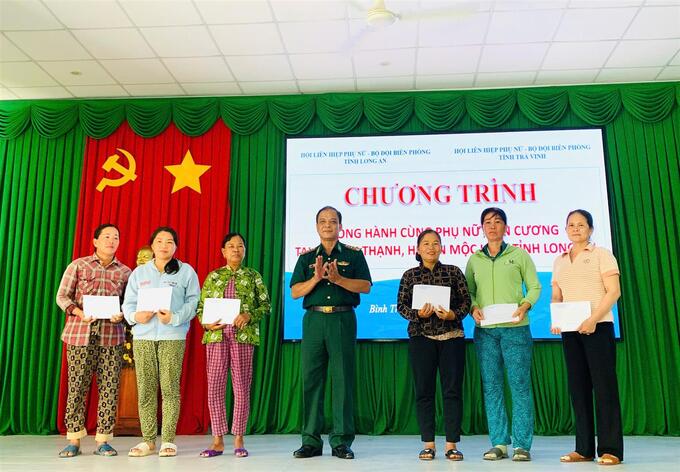 Đại tá Trần Văn Oanh trao nguồn lực hỗ trợ sinh kế cho phụ nữ khó khăn xã Bình Thạnh, huyện Mộc Hóa, tỉnh Long An