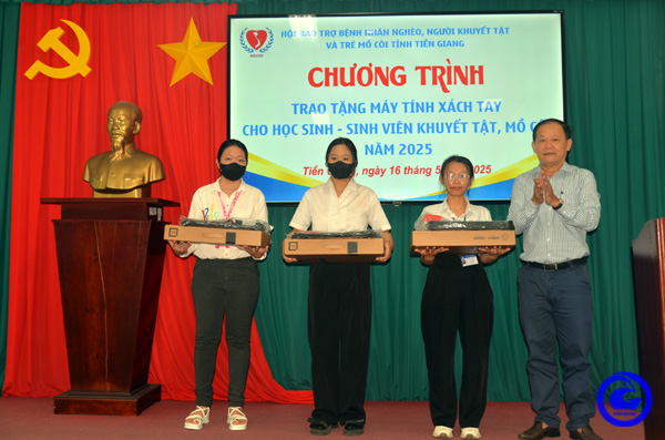 Trao máy tính xách tay cho các em học sinh, sinh viên