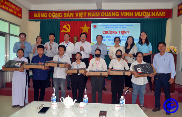 Trao máy tính xách tay cho các em học sinh, sinh viên