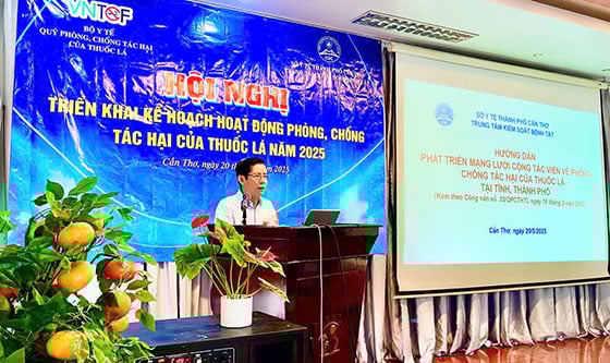 Ông Trường Quốc Chiến - Trưởng khoa truyền thông giáo dục sức khỏe, Trung tâm Kiểm soát bệnh tật TP. Cần Thơ trình bày tại hội nghị