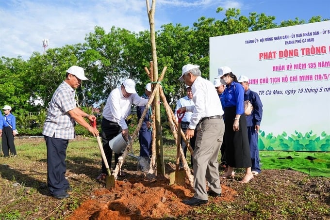 Phó Bí thư Tỉnh ủy, Chủ tịch UBND tỉnh Phạm Thành Ngại trồng cây kêu gọi Nhân dân cùng hưởng ứng bảo vệ môi trường
