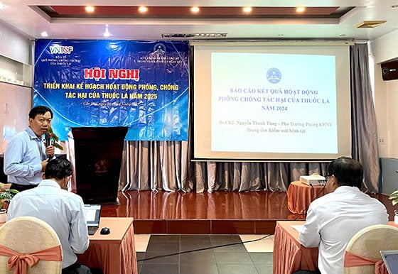 Các báo cáo viên trình bày tại hội nghị