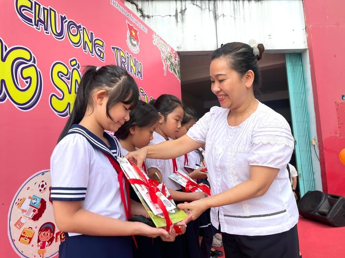 Bà Lê Thị Thu Hương - Phó Giám đốc Sở Văn hóa - Thể thao và Du lịch Gia Lai trao phần thưởng cho các em học sinh Trường Tiểu học Lê Quý Đôn, TP. Pleiku (Ảnh: Lam Nguyên)