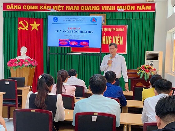 Ông Dáp Thanh Giang - Trưởng khoa Phòng, chống HIV/AIDS, Trung tâm Kiểm soát bệnh tật TP. Cần Thơ trình bày tại lớp tập huấn tư vấn xét nghiệm HIV cho nhân viên y tế