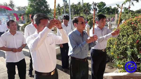 Đoàn đại biểu thắp hương tại di tích lịch sử khu kháng chiến xã Vĩnh Hựu