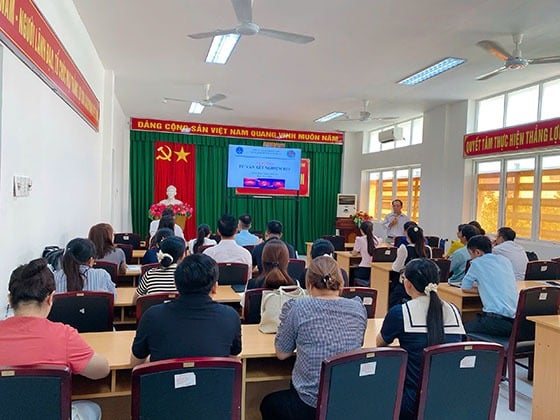 Các học viên tại lớp tập huấn tư vấn xét nghiệm HIV cho nhân viên y tế