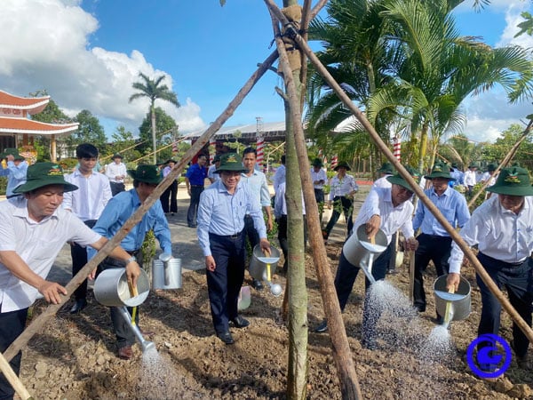Các đại biểu trồng và chăm sóc cây dầu