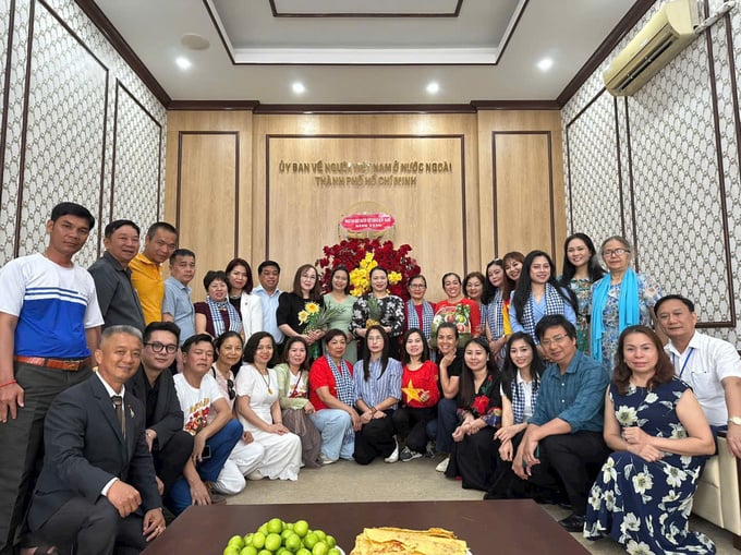 Đoàn đại biểu Ủy ban về người Việt Nam ở nước ngoài xem phim “Địa đạo: Mặt trời trong bóng tối” nhân Kỷ niệm 135 năm Ngày sinh của Chủ tịch Hồ Chí Minh (19/5/1890 – 19/5/2025)
