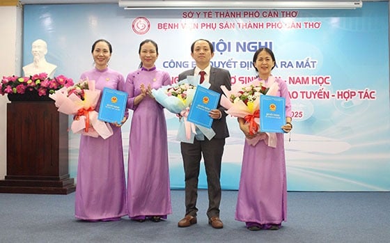 BS.CKII Nguyễn Thụy Thúy Ái - Giám đốc Bệnh viện Phụ sản TP. Cần Thơ trao quyết định bổ nhiệm các chức danh trong Trung tâm Hỗ trợ sinh sản - Nam học