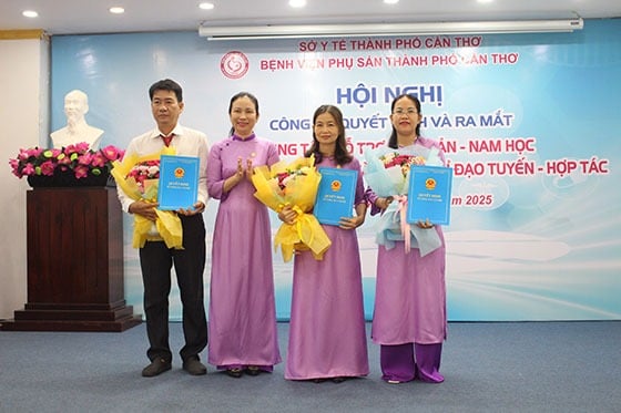 BS.CKII Nguyễn Thụy Thúy Ái - Giám đốc Bệnh viện Phụ sản TP. Cần Thơ trao quyết định bổ nhiệm các chức danh trong Trung tâm Nhi sơ sinh
