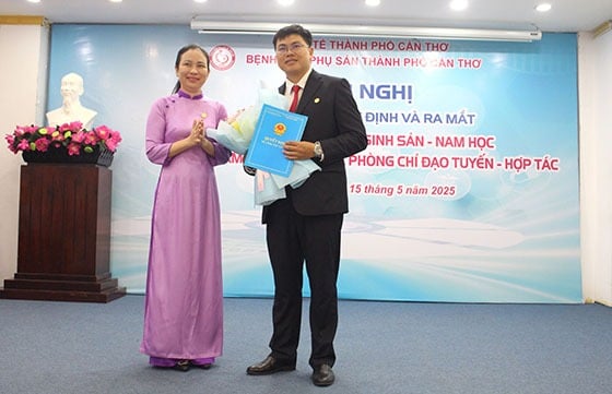 BS.CKII Nguyễn Thụy Thúy Ái - Giám đốc Bệnh viện Phụ sản TP. Cần Thơ trao quyết định bổ nhiệm cho BS.CKI Lương Đức Long được phân công làm Phó Trưởng phòng Chỉ đạo tuyến – Hợp tác