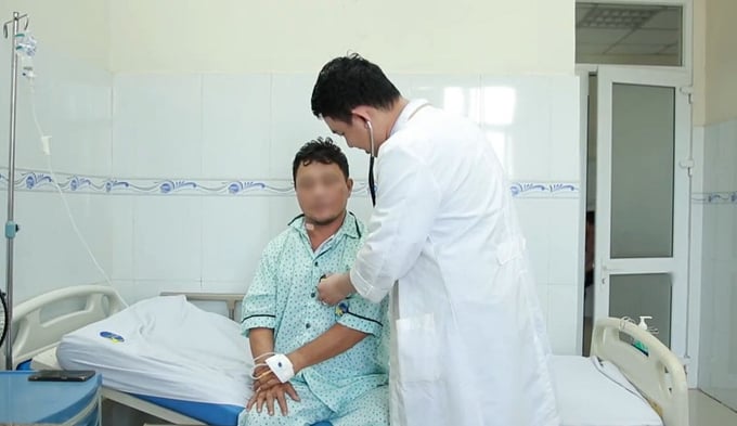 Bác sĩ thăm khám cho bệnh nhân (Ảnh: BVCC)