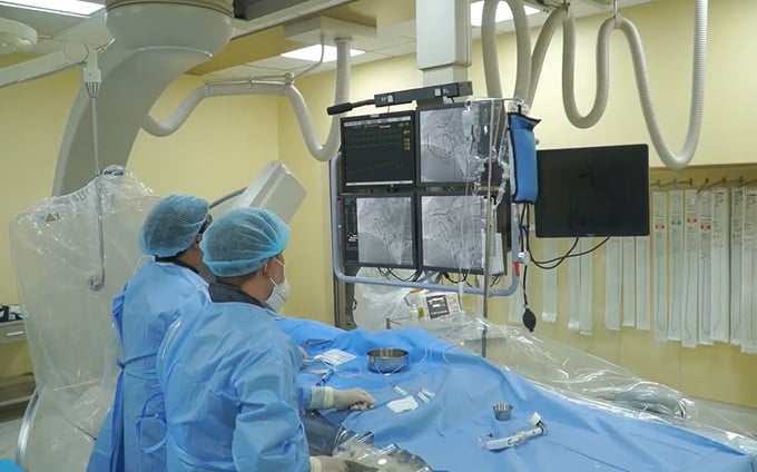 Ekip can thiệp động mạch vành dưới hướng dẫn của hệ thống DSA (Ảnh: BVCC)