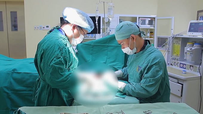 Ê-kíp nối động mạch trụ để phục hồi tuần hoàn máu cho bàn tay (Ảnh: BVCC)