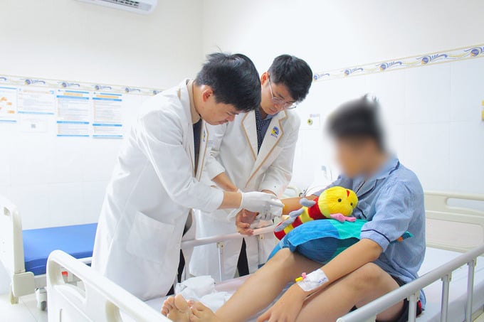 Các bác sĩ kiểm tra lại vết mổ cho bệnh nhi (Ảnh: BVCC)