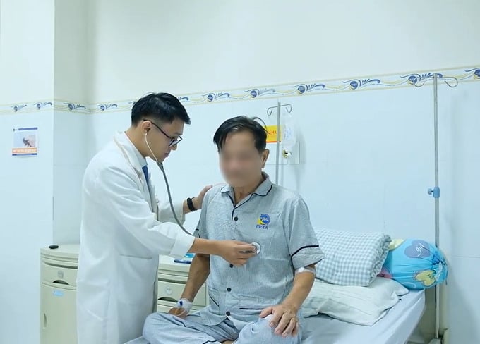 Bác sĩ thăm khám lại cho bệnh nhân (Ảnh: BVCC)