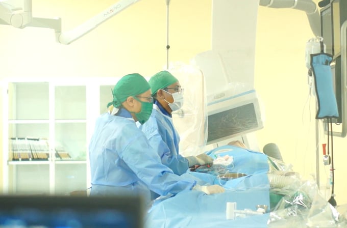 Các bác sĩ tái thông dòng máu nuôi tim, giúp ổn định huyết động và nhịp tim (Ảnh: BVCC)