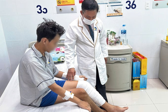 Bác sĩ thăm khám và hướng dẫn bệnh nhân tập vận động (Ảnh: BVCC)