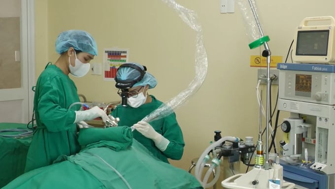 Ekip phẫu thuật nạo V.A bằng kỹ thuật nội soi (Ảnh: BVCC)