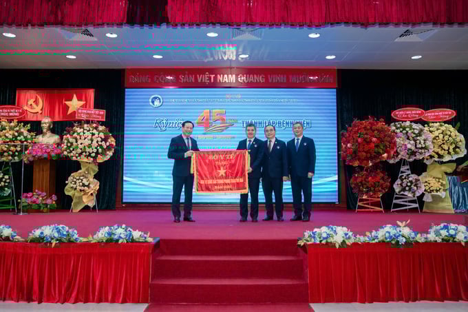 Thứ trường Bộ Y tế Lê Đức Luận trao tặng cờ thi đua cho tập thể Bệnh viện Răng Hàm Mặt Trung ương TP. HCM