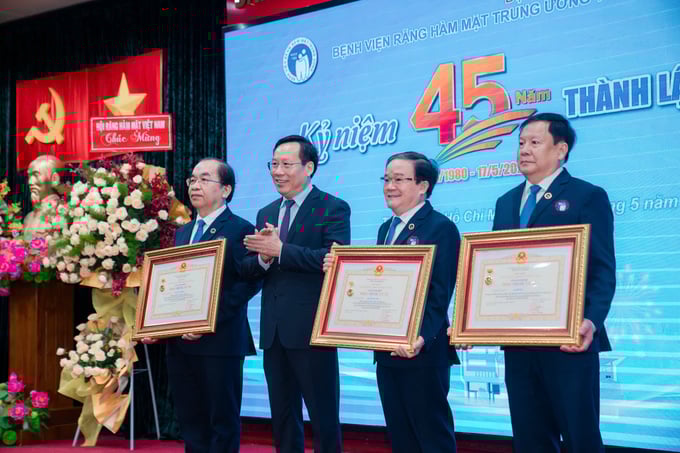 Thứ trường Bộ Y tế Lê Đức Luận trao danh hiệu Thầy thuốc ưu tú cho các cá nhân có nhiều đóng góp xuất sắc trong sự nghiệp bảo vệ, chăm sóc sức khoẻ Nhân dân