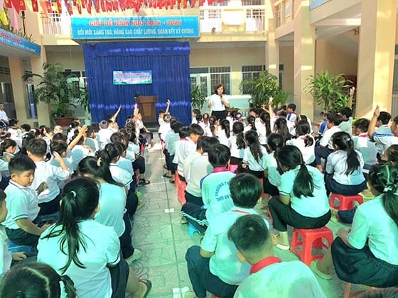 Các em học sinh trường Tiểu học Thới An Đông 2 tham gia giao lưu tìm hiểu tác hại của thuốc lá cùng tuyên truyền viên