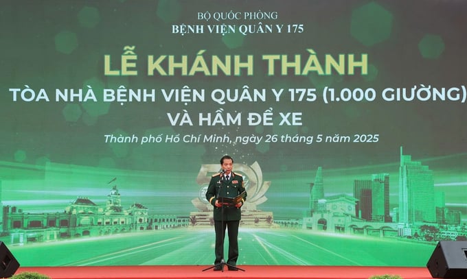 Thiếu tướng, TS.BS Trần Quốc Việt – Giám đốc Bệnh viện Quân y 175 phát biểu tại buổi lễ