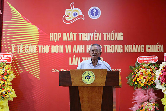 Ông Lê Thành Lập - Nguyên Giám đốc Sở Y tế tỉnh Cần Thơ phát biểu tại họp mặt truyền thống y tế Cần Thơ - Đơn vị anh hùng trong kháng chiến lần thứ 10