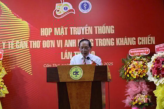 Ông Hồng Xuân Trường - Đại diện Ban Liên lạc Dân y Cần Thơ thời kỳ kháng chiến phát biểu khai mạc Họp mặt truyền thống y tế Cần Thơ - Đơn vị anh hùng trong kháng chiến lần thứ 10