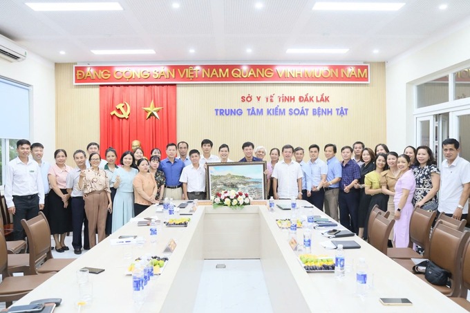 Trung tâm Kiểm soát bệnh tật tỉnh Phú Yên tặng quà lưu niệm sau buổi làm việc (Ảnh: Đình Thi)