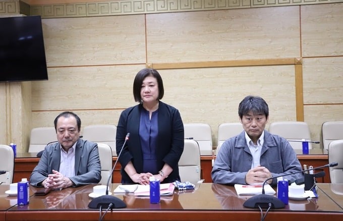 Bà Etsuko Sasaki - Chủ tịch Ủy ban Chấp hành Trung ương Liên đoàn Lao động Y tế Nhật Bản phát biểu