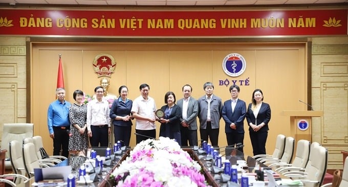 Thứ trưởng Bộ Y tế Đỗ Xuân Tuyên; Bà Etsuko Sasaki cùng các đại biểu chụp ảnh kỷ niệm