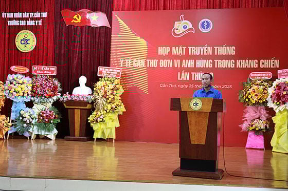 Ông Phan Thanh Thông - Bí thư Đoàn Thanh niên Cộng sản Hồ Chí Minh của Bệnh viện Đa khoa TP. Cần Thơ phát biểu tại họp mặt truyền thống y tế Cần Thơ - Đơn vị anh hùng trong kháng chiến lần thứ 10