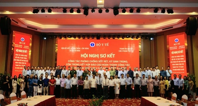 Các đại biểu chụp hình lưu niệm tại hội nghị