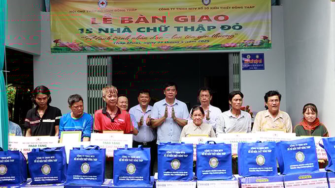 Lãnh đạo Hội Chữ Thập đỏ tỉnh và Công ty trách nhiệm hữu hạn một thành viên Xổ số kiến thiết Đồng Tháp trao bảng tượng trưng hỗ trợ nhà Chữ Thập đỏ cho các hộ dân