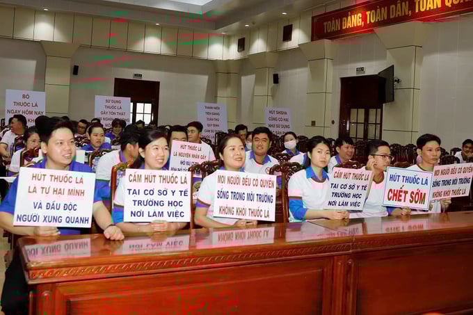 Học sinh, sinh viên và các bảng tuyên truyền