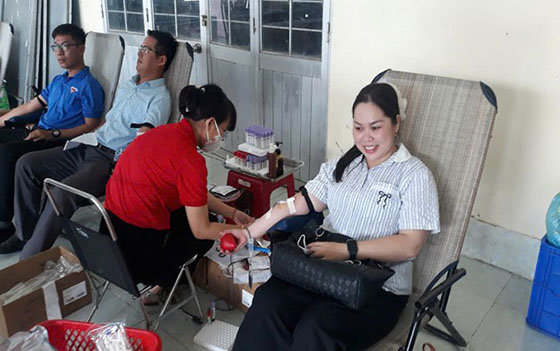 Đoàn viên Bệnh viện đang hiến máu tình nguyện